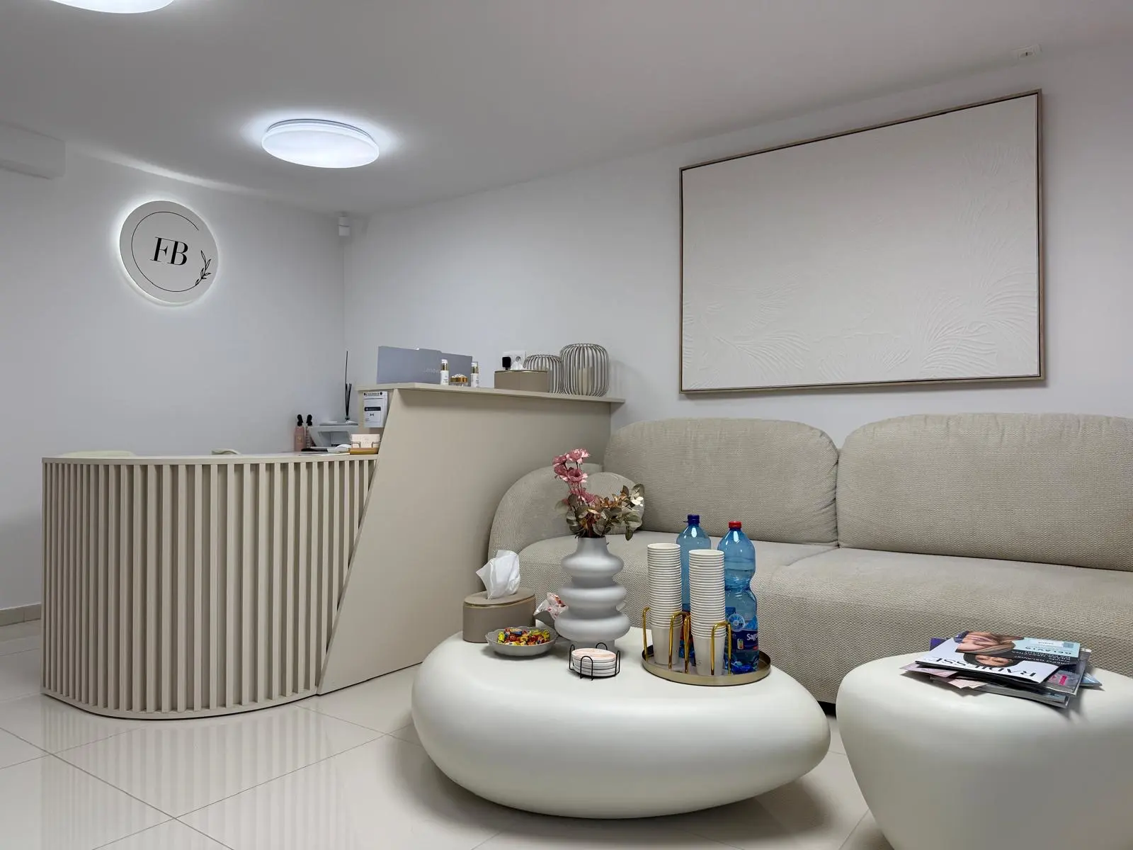 Priestory FB Clinic s recepciou a logom FB
